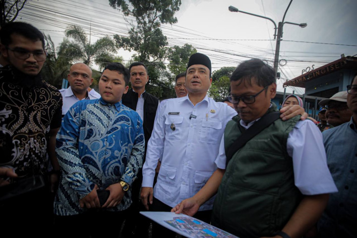 Wakil Wali Kota Bandung Erwin melakukan kunjungan langsung ke Kavling Geologi Bandung tempat 120 KK terisolir selama 10 tahun,  di Kelurahan Cisarantren, Kecamatan Arcamanik Kota Bandung, Kamis, 9 Oktober 2025.