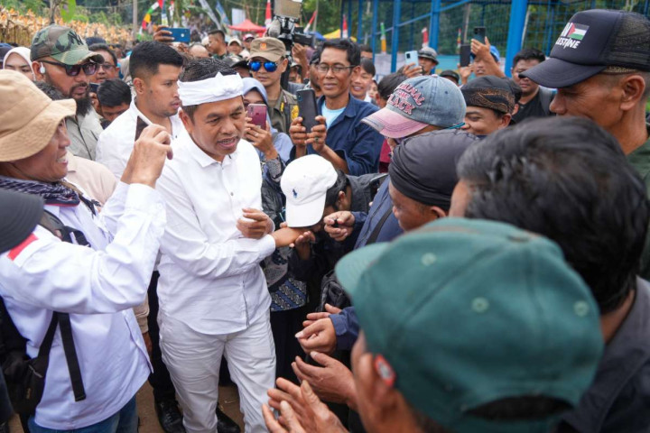 Gubernur Jawa Barat Dedi Mulyadi disambut warga dalam sebuah kegiatan, belum lama ini.
