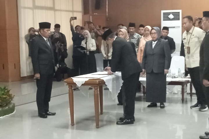 Wali Kota Cimahi Ngatiyana menyaksikan penandatanganan Berita Acara Rotasi Jabatan Tinggi Pratama di lingkungan Pemkot Cimahi, Jum'at,10 Oktober 2025