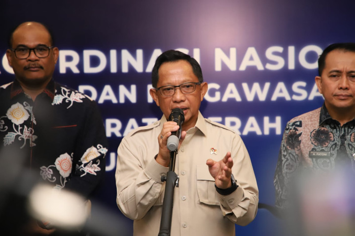 Mendagri Tito Karnavian memberikan keterangan pers usai membuka Rakornas  Pembinaan dan Pengawasan (Binwas) Penyelenggaraan Pemerintahan Daerah Tahun 2025 di Jakarta. 