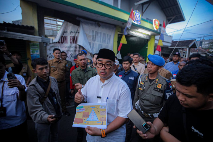 Wali Kota Bandung Muhammad Farhan menghadiri program rutin Siskamling Siaga Bencana yang kini memasuki edisi ke-16 yaitu di Kelurahan Pelindung Hewan, Kecamatan Astanaanyar, Kota Bandung. 