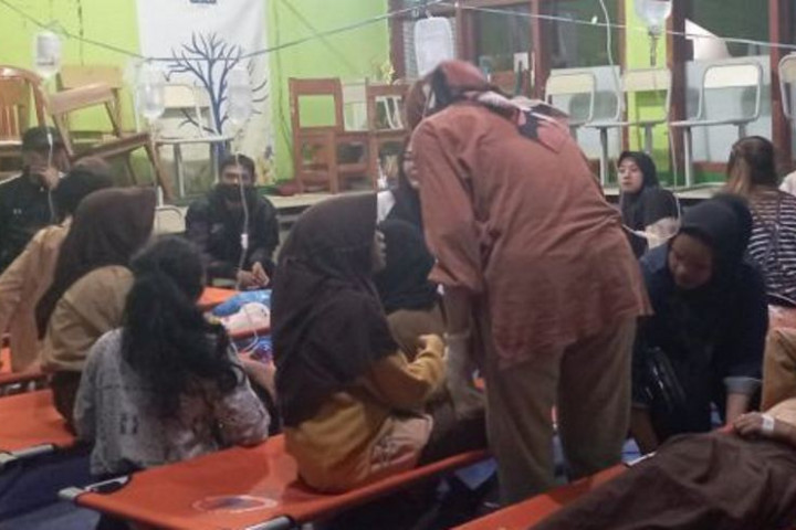 para guru dan petugas sekolah langsung memberikan pertolongan pertama sebelum tenaga medis dari Puskesmas Cisarua datang ke lokasi.