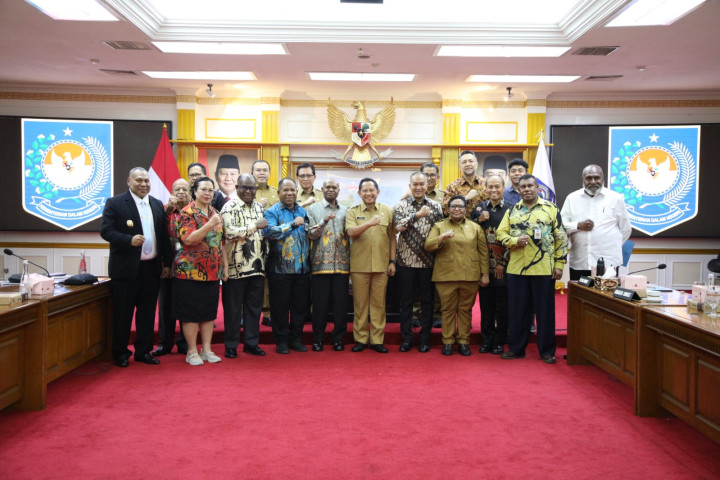 Menteri Dalam Negeri Muhammad Tito Karnavian Tito Karnavian saat menerima audiensi Komite Eksekutif Percepatan Pembangunan Otonomi Khusus Papua. 