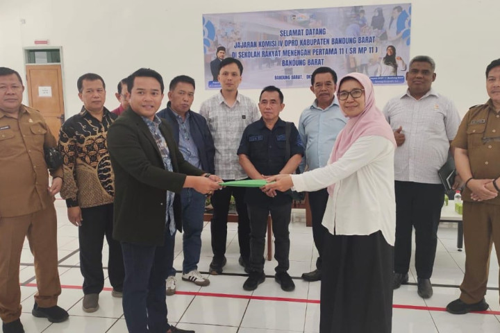 Kepala Dinas Sosial dan Komisi IV DPRD Kabupaten Bandung Barat mengunjungi Sekolah Rakyat Menengah Pertama 11 , di Kecamatan Cisarua.