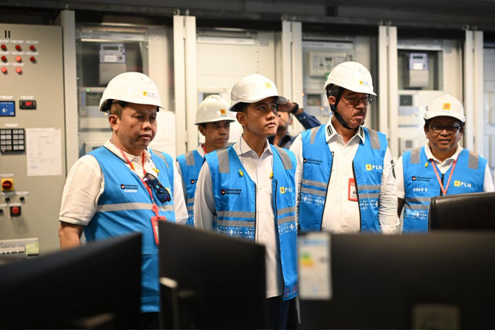Wakil Presiden (Wapres) Gibran Rakabuming meninjau progres pembangunan Bendungan Way Apu di Kabupaten Buru, Selasa (14/10/2025). 