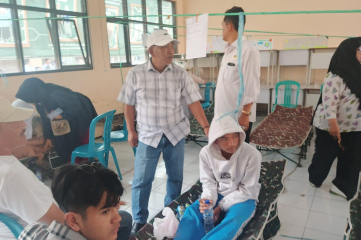 Anggota DPRD Kabupaten Bandung Barat Caca Herdiana meninjau Posko keracunan Makan Bergizi Gratis di Kecamatan Cisarua Kabupaten Bandung Barat, Rabu, 15 Oktober 2025. 