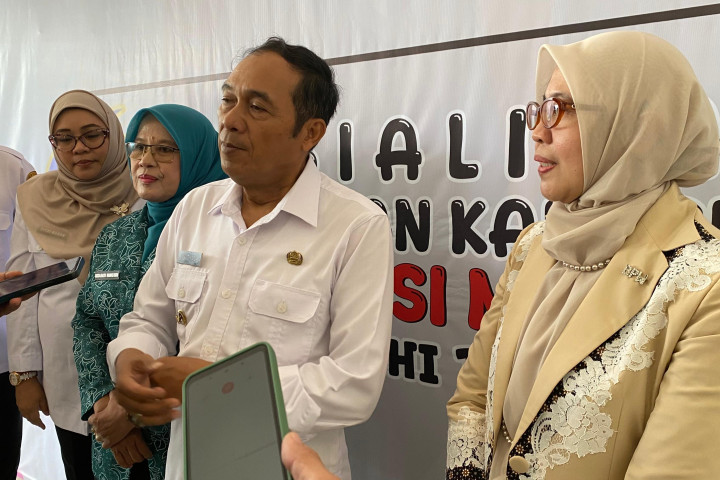 Wali Kota Cimahi Ngatiyana meberikan keterangan pers usai Sosialisasi HAM bagi pelajar di Gedung Cimahi Technopark, Rabu, 15 Oktober 2025.