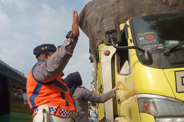 Petugas Dishub Kota Cimahi melakukan pemeriksaan kendaraan angkutan barang yang melintas di Bundaran Leuwigajah, Rabu, 15 Oktober 2025.h