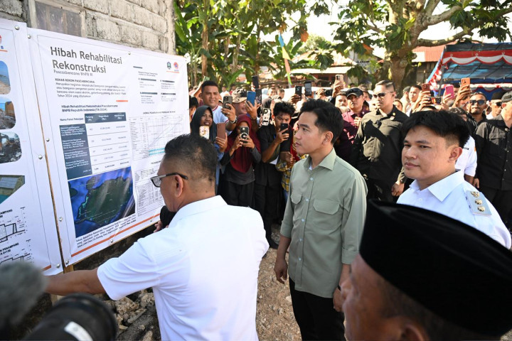 Wakil Presiden (Wapres) Gibran Rakabuming meninjau proyek rehabilitasi talud penahan ombak di Desa Joubela, Kecamatan Morotai Selatan, Kabupaten Pulau Morotai, Rabu (15/10/2025).