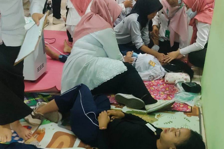 Sejumlah Siswa SMPN 1 Cisarua mendapatkan penanganan akibat dugaan keracunan usai menyantap menu MBG, Selasa, 14 Oktober 2025.