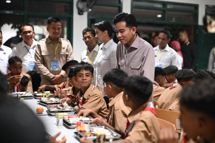Wapres Gibran  menyapa para siswa Sekolah Rakyat Menengah Pertama (SRMP) 26 Sentra Wasana Bahagia Ternate, saat dikunjungi Wakil Prrsiden Gibran Rakabuming Raka, Rabu, 15 Oktober 2025, malam.