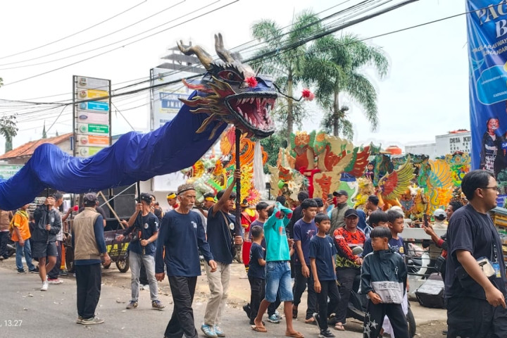 Warga Desa Kertawangi antusias mengikuti Pagelaran Budaya “Tandamata untuk Negeri” yang dipersembahkan oleh Bank BJB, Kamis, 16 Oktober 2025.