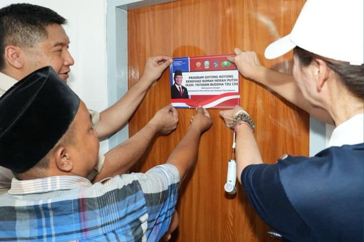 Menteri PKP menempelkan stiker Program Gotong Royong Renovasi Rumah MBR, di Surabaya, Kamis, 16 Oktober 2025.