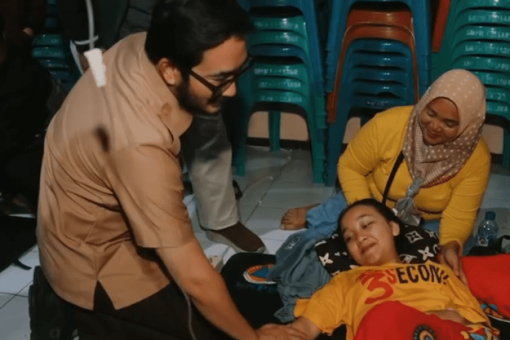 Bupati Bandung Barat Jeje Ritchie Ismail memantau kondisi siswa yang keracunan usai menyantap MBG, di Kecamatan Cisarua, Rabu, 15 Oktober 2025.