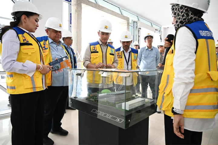 Wakil Presiden (Wapres) Gibran Rakabuming didampingi Gubernur Maluku Sherly Tjoanda meninjau pembangunan Gedung Kantor Perwakilan Badan Pengawasan Keuangan dan Pembangunan (BPKP) Provinsi Maluku Utara di Sofifi, Kamis (16/10/2025).