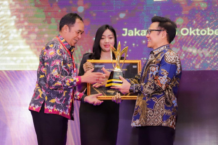 Wali Kota Cimahi Ngatiyana menerima Piala Mandaya Awards dari Menko Pmeberdayaan Masyarakat Muhaimin Iskandar, di Jakarta, Kamis, 16 Oktober 2025.