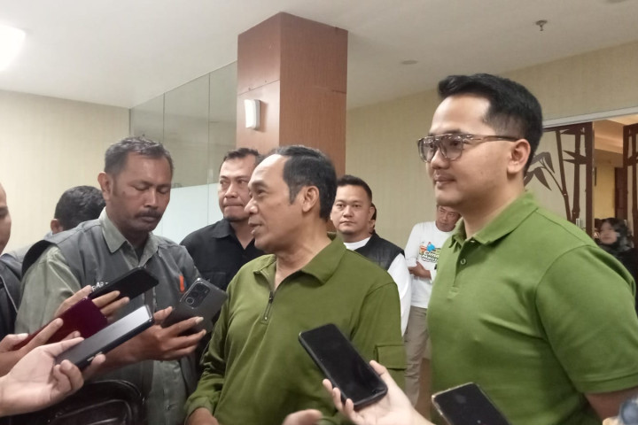 Wali Kota Cimahi Ngatiyana memberikan keterangan pers usai membuka Konsultasi Publik Kajian Lingkungan Hidup RDTR, di Mal PelayananPublik, Jum'at, 17 Oktober 2025.