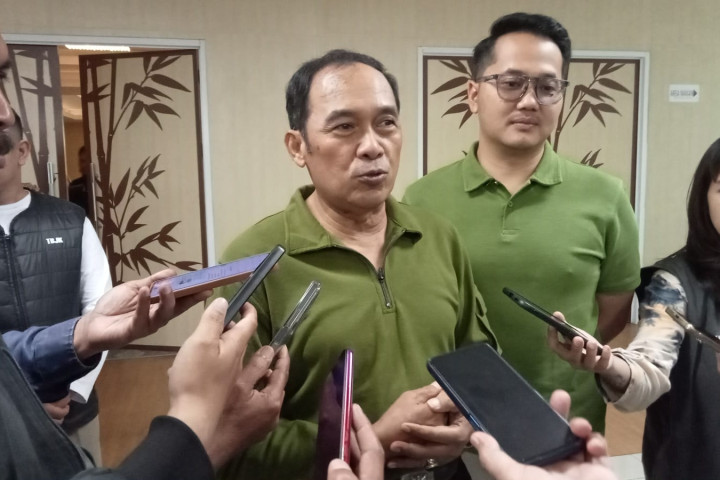 Wali Kota Cimahi Ngatiyana memberikan keterangan pers usai usai membuka kegiatan Kajian Lingkungan Strategis Rencana Detail Tata Ruang (RDTR) yag digelar di Ballroom Mal Pelayanan Publik, Jum'at, 17 Oktober 2026. 