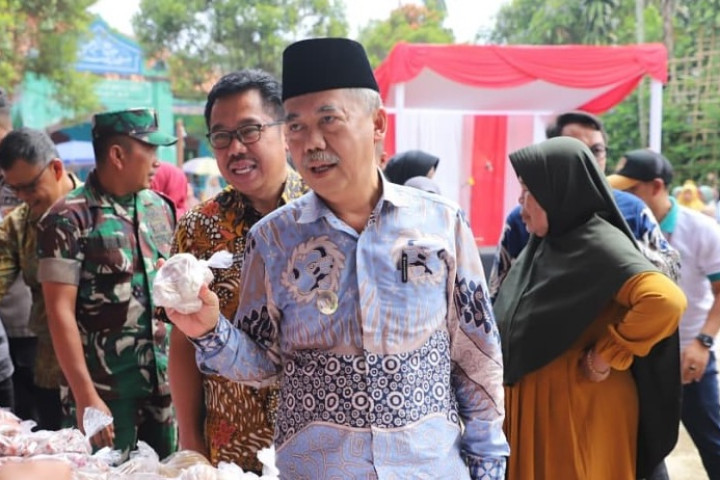 Wakil Bupati Bandung Barat Asep Ismail mengunjungi lokasi  Gerakan Pangan Murah Amanah yang di laksanakan di Desa Tenjo Laut Kecamatan Cikalong Wetan, Jum'at 17 Oktober 2025.