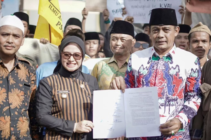 Sebagai bentuk dukungan, Bupati Pangandaran Citra Pitriyami ikut menandatangani petisi bersama dalam aksi damai ratusan santri, di Gedung DPRD Pangandaran, Jum’at, 17 Oktober 2025