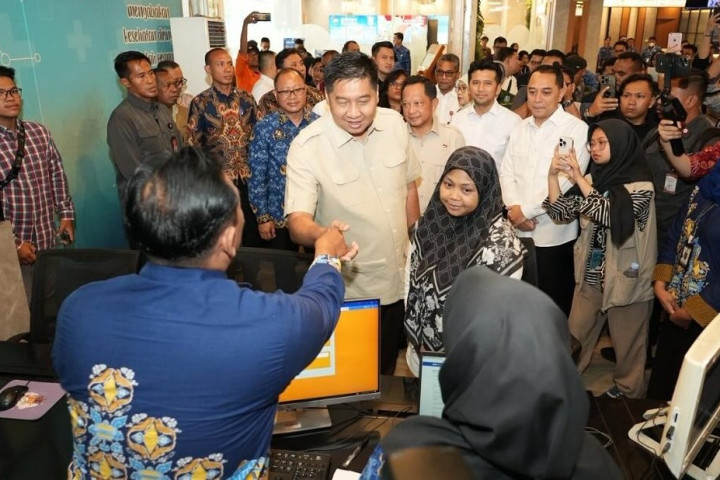 Menteri Perumahan dan Kawasan Permukiman (PKP) Maruarar Sirait (Ara) bersama Mendagri Tito Karnavian meninjau MPP Surabaya melihat warga memproses pengurusan PBG (Persetujuan Bangunan Gedung) untuk renovasi rumahnya 