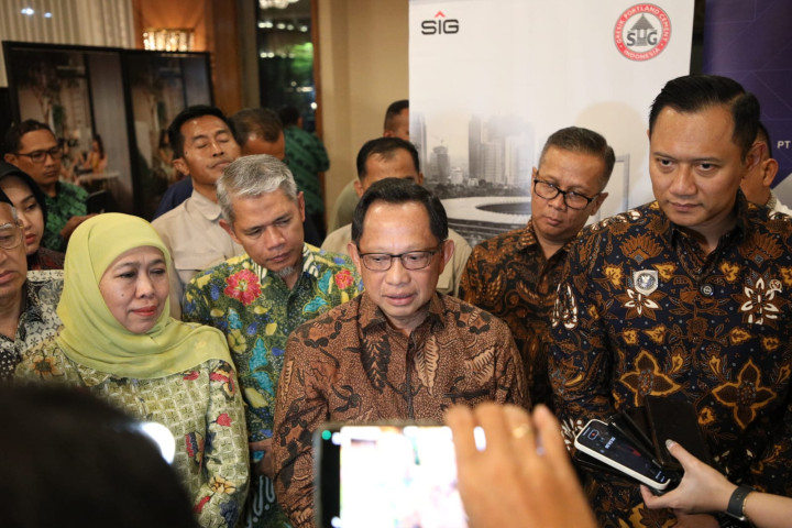 Menteri Dalam Negeri Tito Karnavian memberikan keterangan pers usai menghadiri Sosialisasi Program  3 Juta Rumah di  Surabaya,  Jum’at, 17 Oktober 2025. 