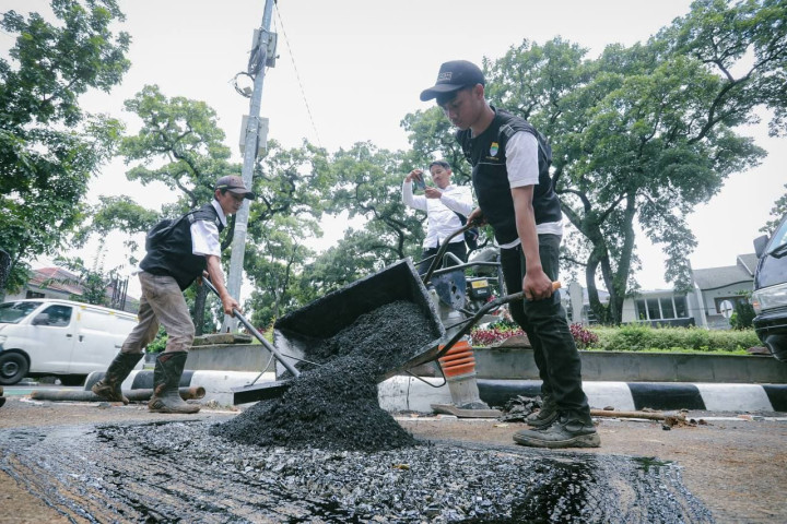 Untuk tahun 2025 ini, Pemkot Bandung menargetkan penanganan jalan sepanjang 29,52 kilometer. Sampai saat ini realisasi overlay dan perbaikan jalan sudah mencapai 26,53 kilometer. 