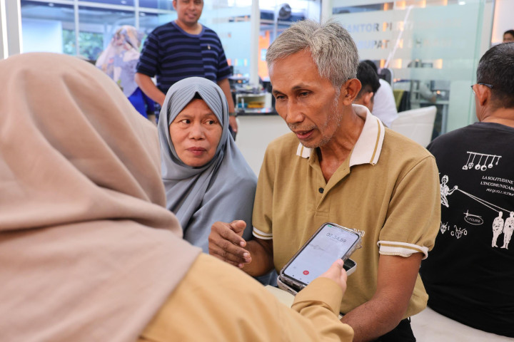 Bukhori, Warga Tambun Selatan Kabupaten Bekasi mengaku mendapatkan kemudahan saat mengurus pengurusan sertifikat tanah secara mandiri di Kantah Bekasi. 
