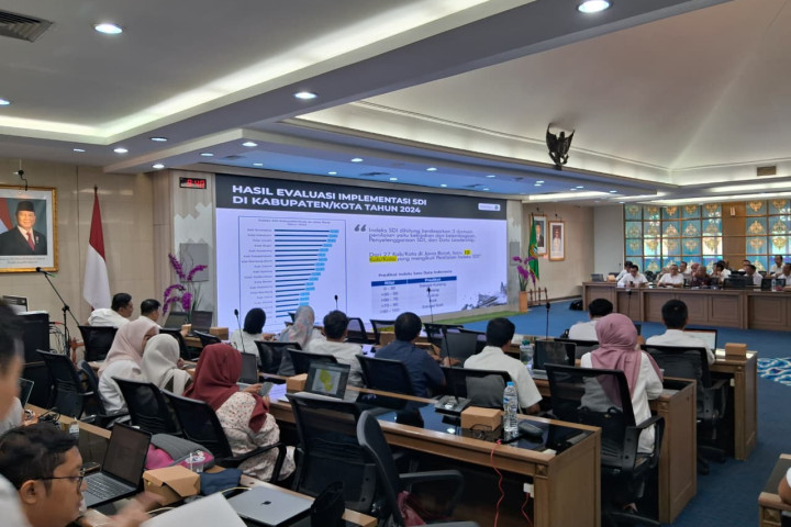 Forum Satu Data Jawa Barat ini digelar oleh Badan Perencanaan Pembangunan Daerah (Bappeda) Provinsi Jawa Barat selaku Koordinator Forum Satu Data Jawa Barat, sesuai amanat Peraturan Presiden Nomor 39 Tahun 2019 tentang Satu Data Indonesia, 
