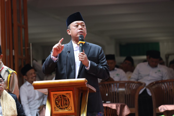 Menteri Nusron menjelaskan pensertifikatan Tanah Wakaf usai Peringatan Hari Santri Nasional Tahun 2025, di Pondok Pesantren Mahasina Darul Qur’an wal Hadits, Kota Bekasi, Rabu (22/10/2025).