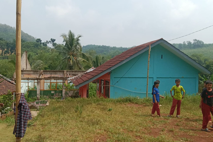 Dua ruang kelas di SDN Margalaksana Kecamatan Cipatat Kabupaten Bandung Barat  mengalami kerusakan parah hingga ambruk.