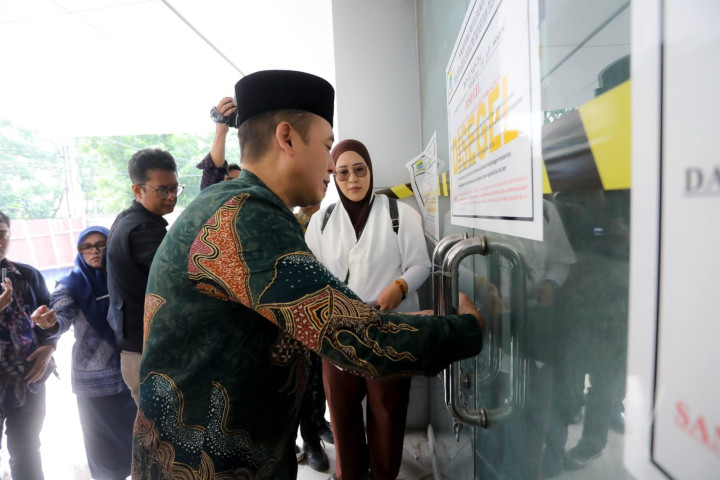 Wakil Wali Kota Bandung Erwin mencabut segel bangunan FTL Gym di Jalan Merdeka, Jumat 24 Oktober 2025. Pencabutan dilakukan setelah pengelola menyelesaikan perijinan.