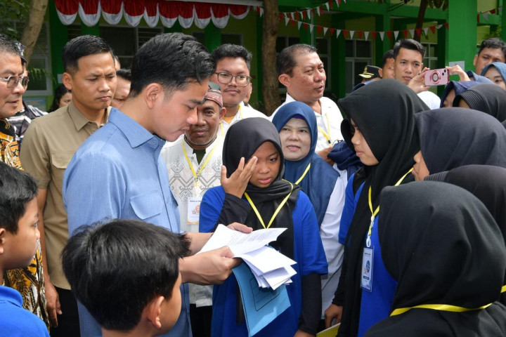 Wapres  Gibran Rakabuming melakukan kunjungan kerja  di Kota Cirebon, Jawa Barat, dengan meninjau Sekolah Rakyat SMPN 18 Cirebon, Jumat (24/10/2025).