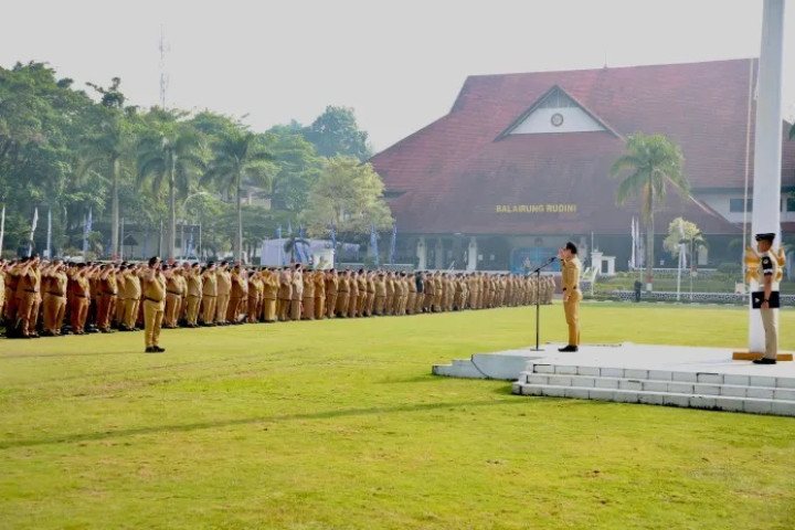 Wamendagri Bima Arya Sugiarto memimpin apel perdana Rakor Sinkronisasi Program dan Kegiatan Kementerian/Lembaga Pemerintah Non-Kementerian dengan Pemerintah Daerah (Pemda) Tahun 2025, di Kampus IPDN, Jatinagor, Senin, 27 Oktober 2025.