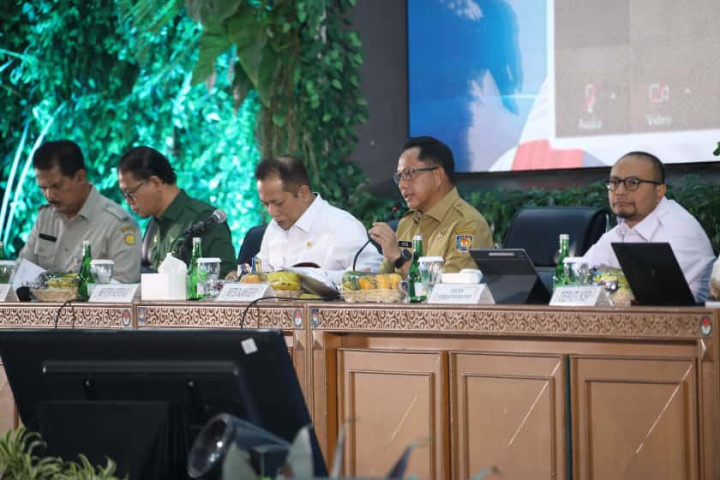 Mendagri Tito Karnavian menghadiri Rakor  Pengendalian Inflasi Daerah Dirangkaikan dengan Program Koperasi Desa/Kelurahan Merah Putih dan Program Tiga Juta Rumah, di Balairung Rudini, Kampus IPDN,Jatinangor, Senin (27/10/2025).