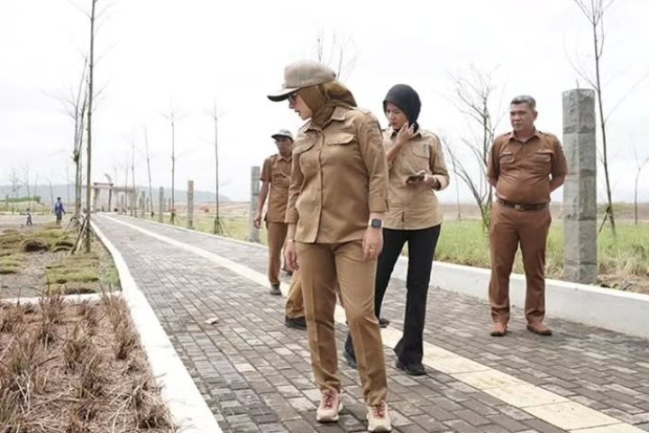 Bupati Pangandaran Citra Pitriyami meninjau kondisi infrastruktur jalan di Destinasi Wisata, Selasa, 28 Oktober 2025.