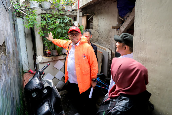 Wali Kota Bandung Muhammad Farhan melakukan Siskamling Siaga Bencana di Kelurahan Kebon Jayanti, Kecamatan Kiaracondong, Kamis, 30 Oktober 2025.