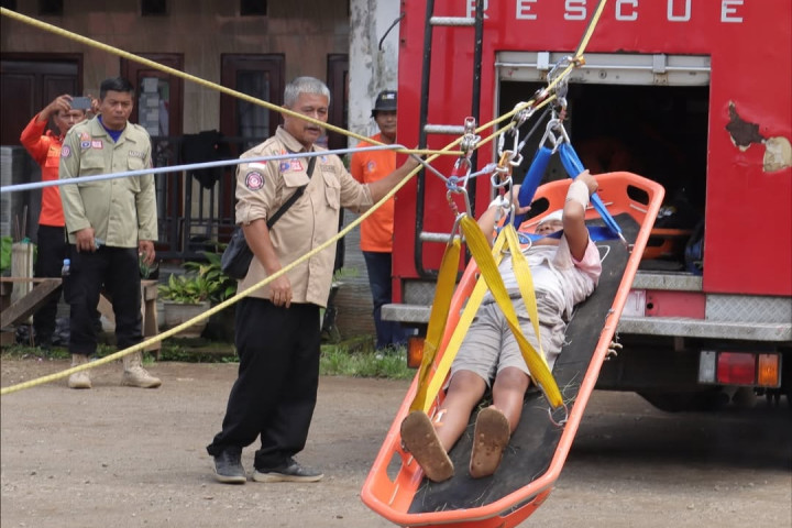 Kegiatan uji Standard Operating Procedure (SOP) Kampung Siaga Bencana (KSB) di lapangan RW 10, Kelurahan Citeureup, Kecamatan Cimahi Utara, Kamis, 30 Oktober 2025