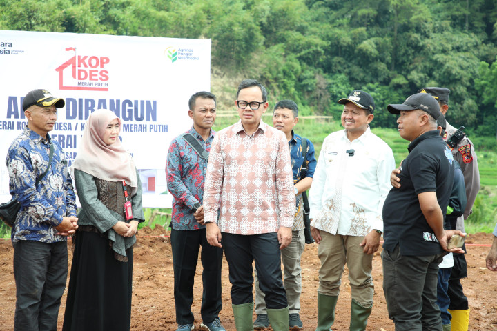 Wamendagri  Bima Arya Sugiarto meninjau lokasi pembangunan Koperasi Desa dan Kelurahan (Kopdeskel) Merah Putih di Desa Ciptasari, Kecamatan Pamulihan, Kabupaten Sumedang. 
