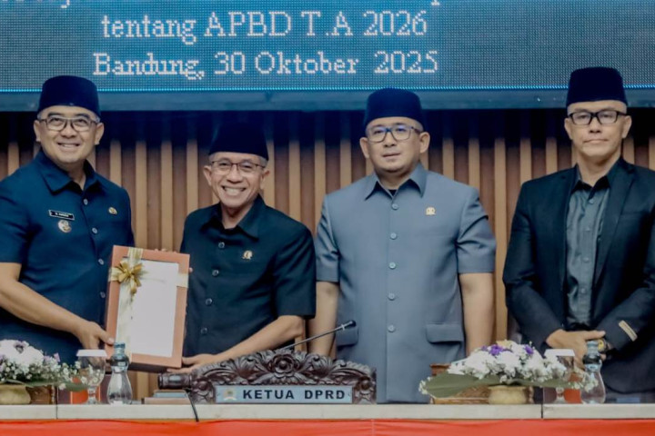 Wali Kota Bandung M Farhan menyerahkan dokumen Rancangan APBD tahun 2026 dalam Rapat Paripurna DPRD.