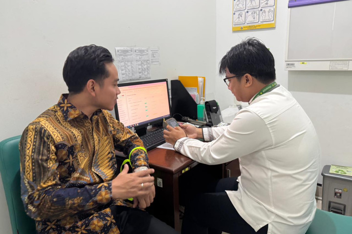 Wapres Gibran Rakabumin Raka  mengikuti langsung program Cek Kesehatan Gratis (CKG) di Puskesmas Menteng, Jakarta Pusat, pada Jumat pagi (31/10/2025).  