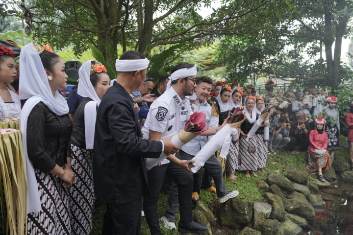 Bupati Bandung Barat Jeje Ritchie Ismail menghadiri Tradisi Irung-irung di Desa Cihideung Kecamatan Parongpong. 