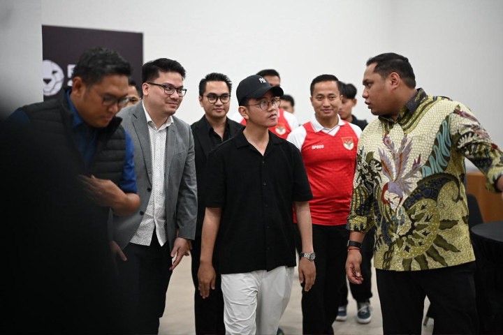 Wakil Presiden  Gibran Rakabuming menyaksikan laga persahabatan internasional antara Tim Nasional (Timnas) Futsal Indonesia dan Timnas Futsal Australia di Indonesia Arena, Kompleks Gelora Bung Karno (GBK), Jakarta, Sabtu malam (1/11/2025).