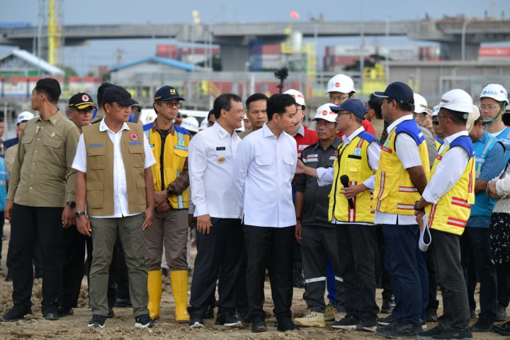 Wapres  Gibran meninjau proyek Kolam Retensi Terboyo di Jalan Raya Kaligawe, Kota Semarang, Jawa Tengah, Minggu, 2 November 2025.