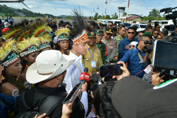 Wapres Gibran Rakabuming Raka memberikan keterangan pers saat kunjungan di Papua Barat, Selasa, 4 November 2025.