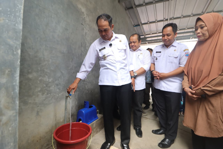 Wali Kota Cimahi Ngatiyana meresmikan Pemasangan Jaringan Pipa dan Sambungan Rumah (SR) Sistem Penyediaan Air Minum (SPAM) di Kelurahan Cigugur Tengah, Kecamatan Cimahi Tengah, Rabu, 5 November 2025. 