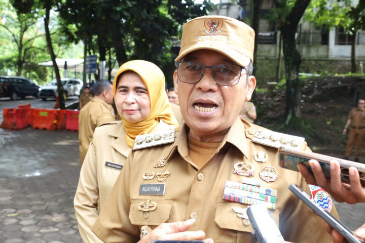 Kepala BKPSDM Kota Cimahi Siti Fatonah mendampingi Wali Kota Cimahi Ngatiyana memberikan keterangan pers.