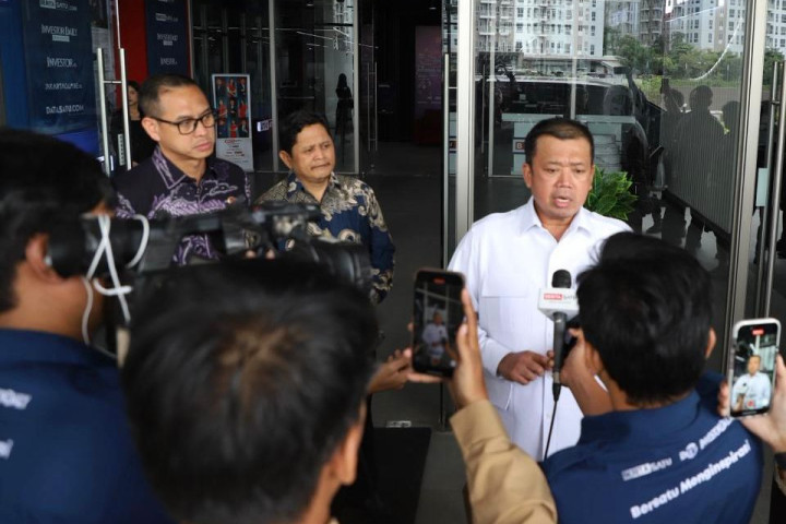  Menteri ATR/BPN Nusron Wahid memberikan keterangan pers terkait sengketa tanah 16,4 Ha di di kawasan Tanjung Bunga, Makassar, Senin, 10 November 2025