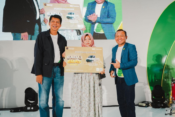 Pemimpin Wilayah X PT Pegadaian Jawa Barat Dede Kurniawan menyerahkan hadiah Badai Emas kepada 15 nasabah yang digelar di Atrium Trans Studio Mall Bandung pada hari Jumat tanggal 31 Oktober 2025.