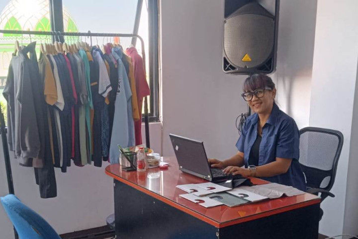 Manajer Warna Label, Caesylia Lasmiy